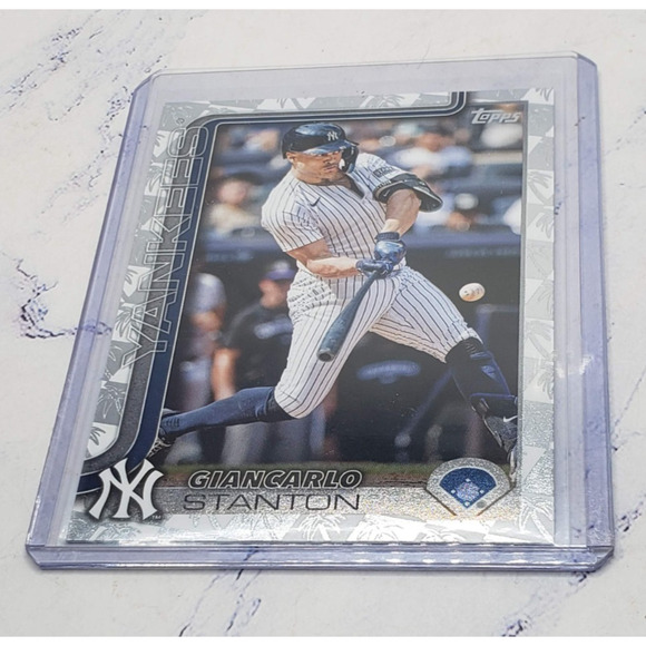 2025 Topps Series 1 Giancarlo Stanton SP Palm Tree foil Border - Picture 3 of 4